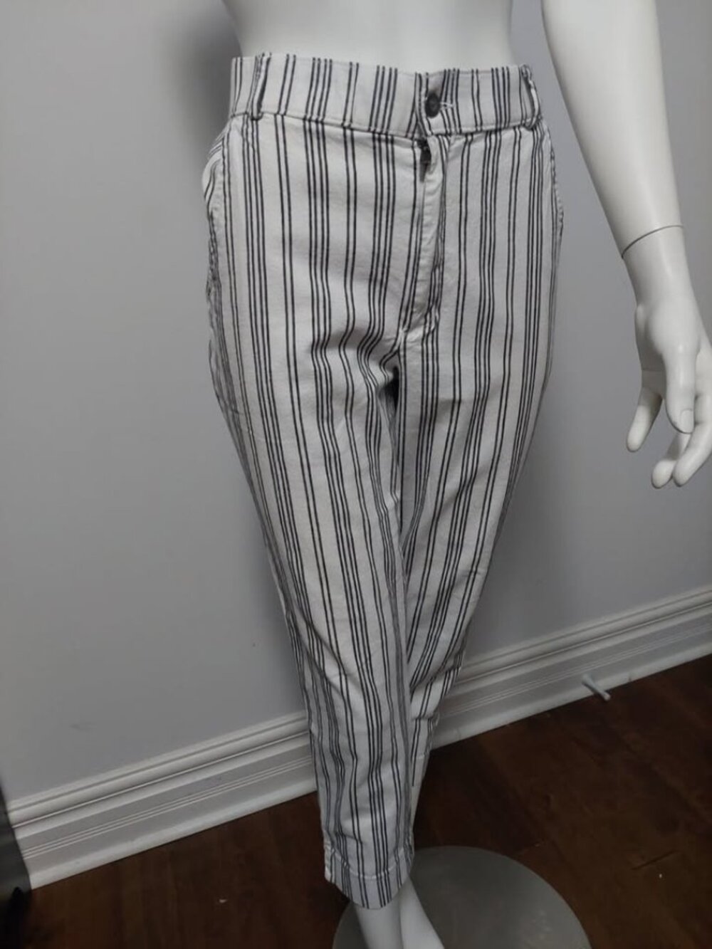 Hollister Ultra High Rise Striped Tapered Pants Size Medium  Cropped Trousers